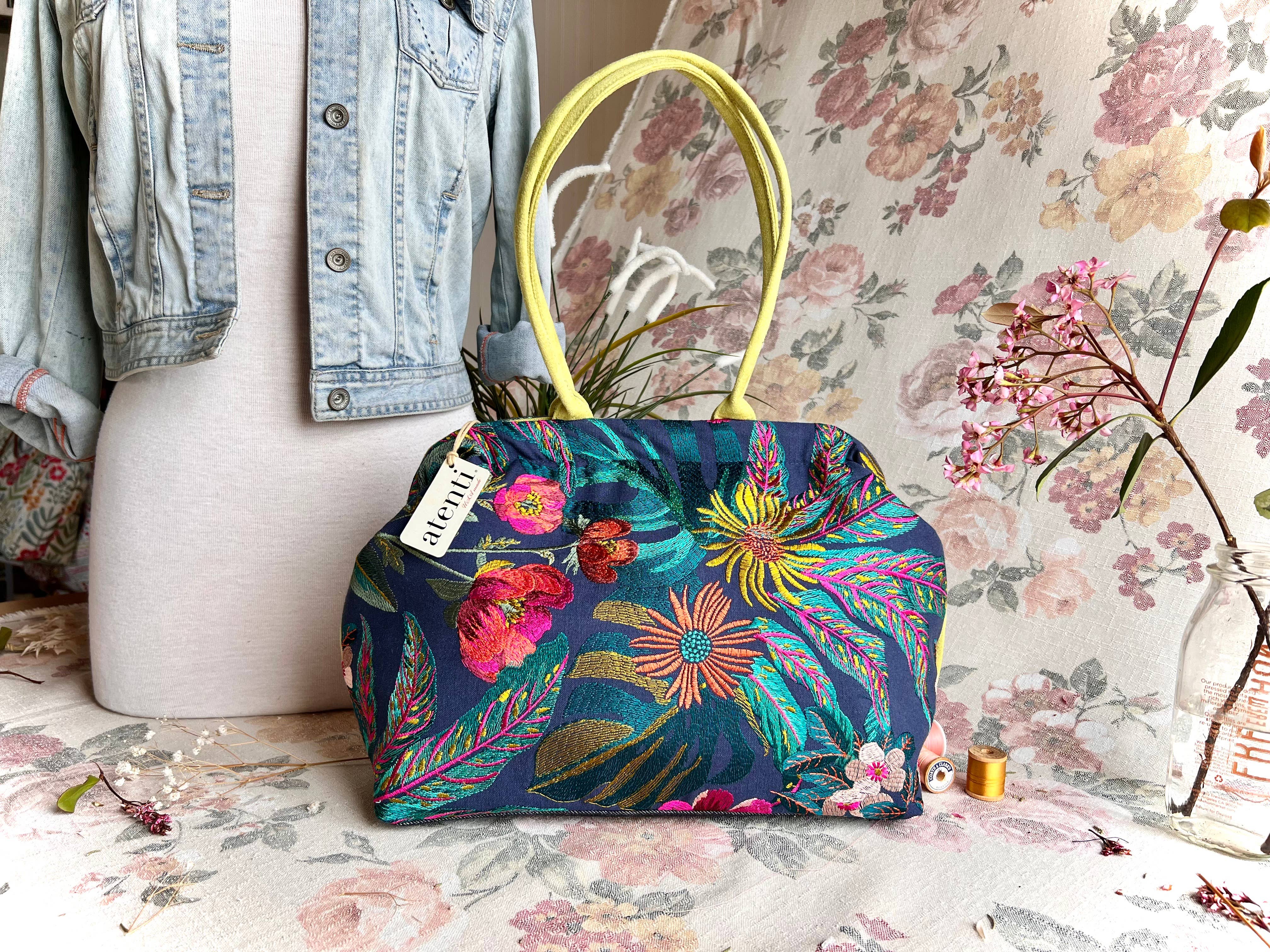 Atenti – Mala com alça superior – Mulher por atacado – Bolsa Doutora Moderna Flora Molly com Armação de Metal e Fecho de Pressão24