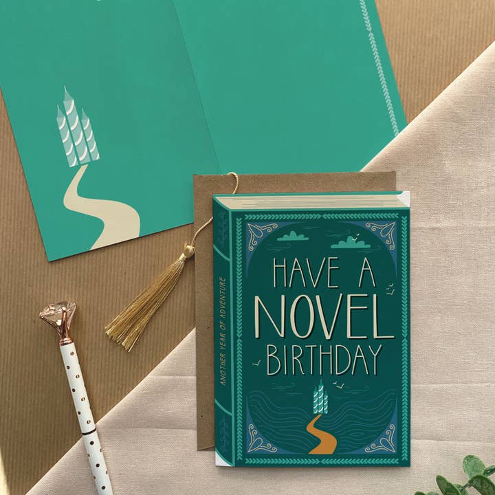 Two For Joy Illustration - Venta al por mayor Tarjetas de cumpleaños - Novel Birthday — Tarjeta de cumpleaños con forma de libro de lujo