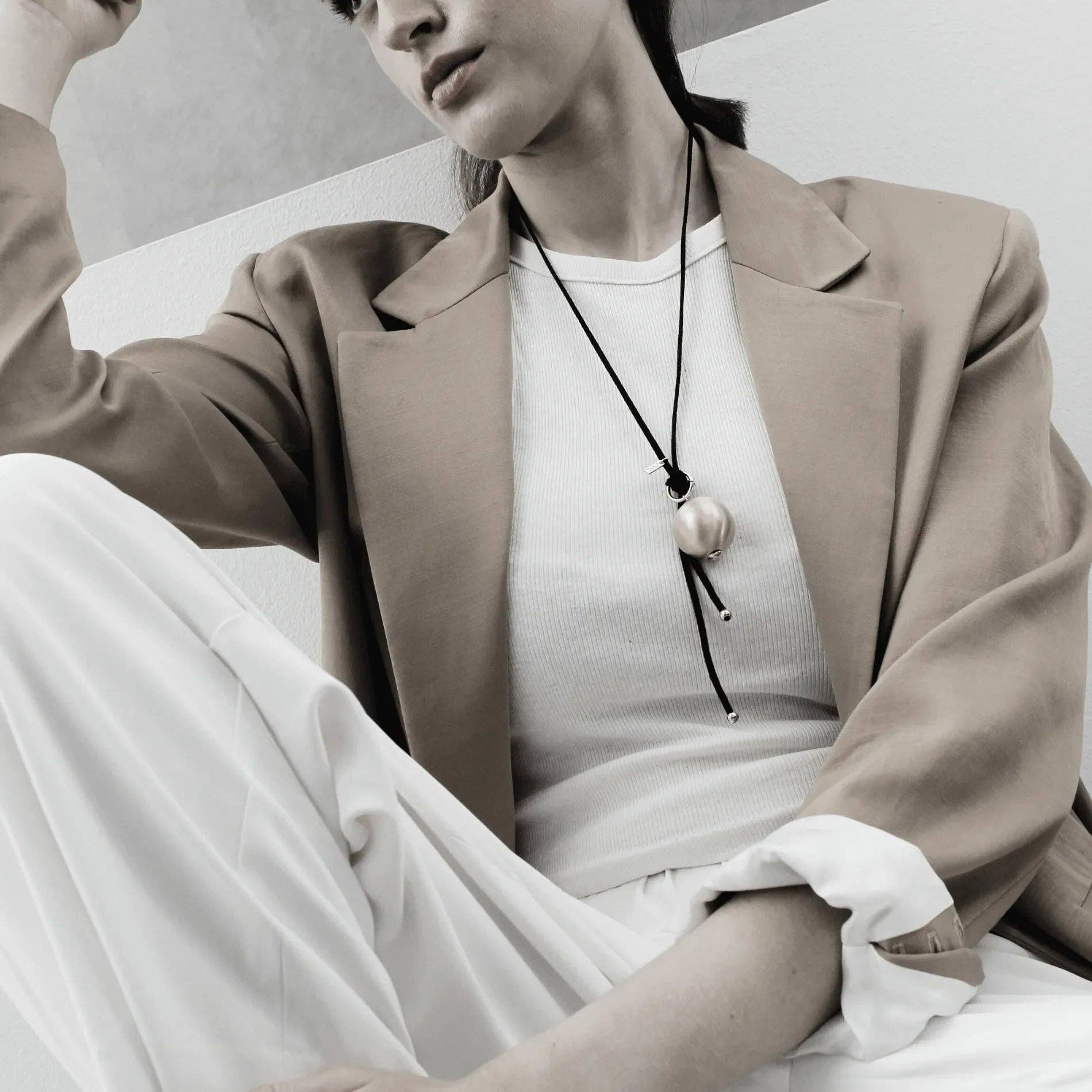 Dansk Copenhagen - Vente Colliers à pendentif - Collier en daim méga boule multi-stylable Tabitha plaqué or4