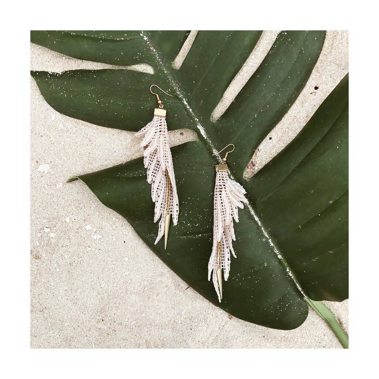 This Ilk – Großhandel Ohrhänger – Papageien-Ohrringe aus handgefärbter Spitze mit Messingkette2