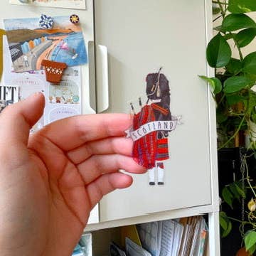 Autocollant Transparent de Cornemuseur Écossais pour la vente par The Curious Cactus