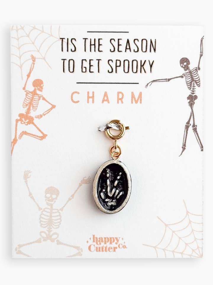 Charme d'Halloween – Signe de paix squelette ovale noir pour la vente par Happy Cutter Co