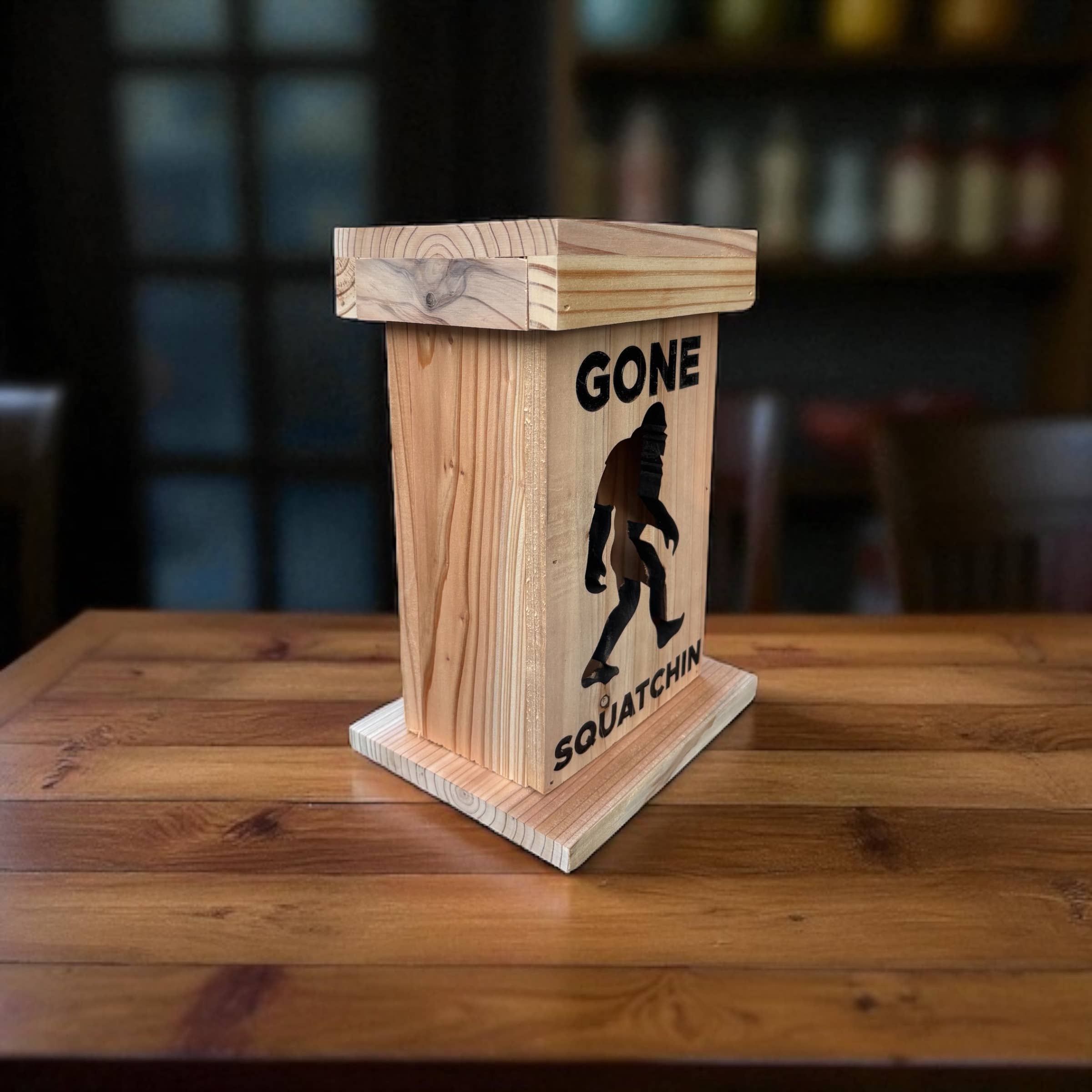 Faithful Creations Studios – Lampião por atacado – Lanterna Gone Squatchin' – Decoração Rústica Artesanal de Pé Grande1