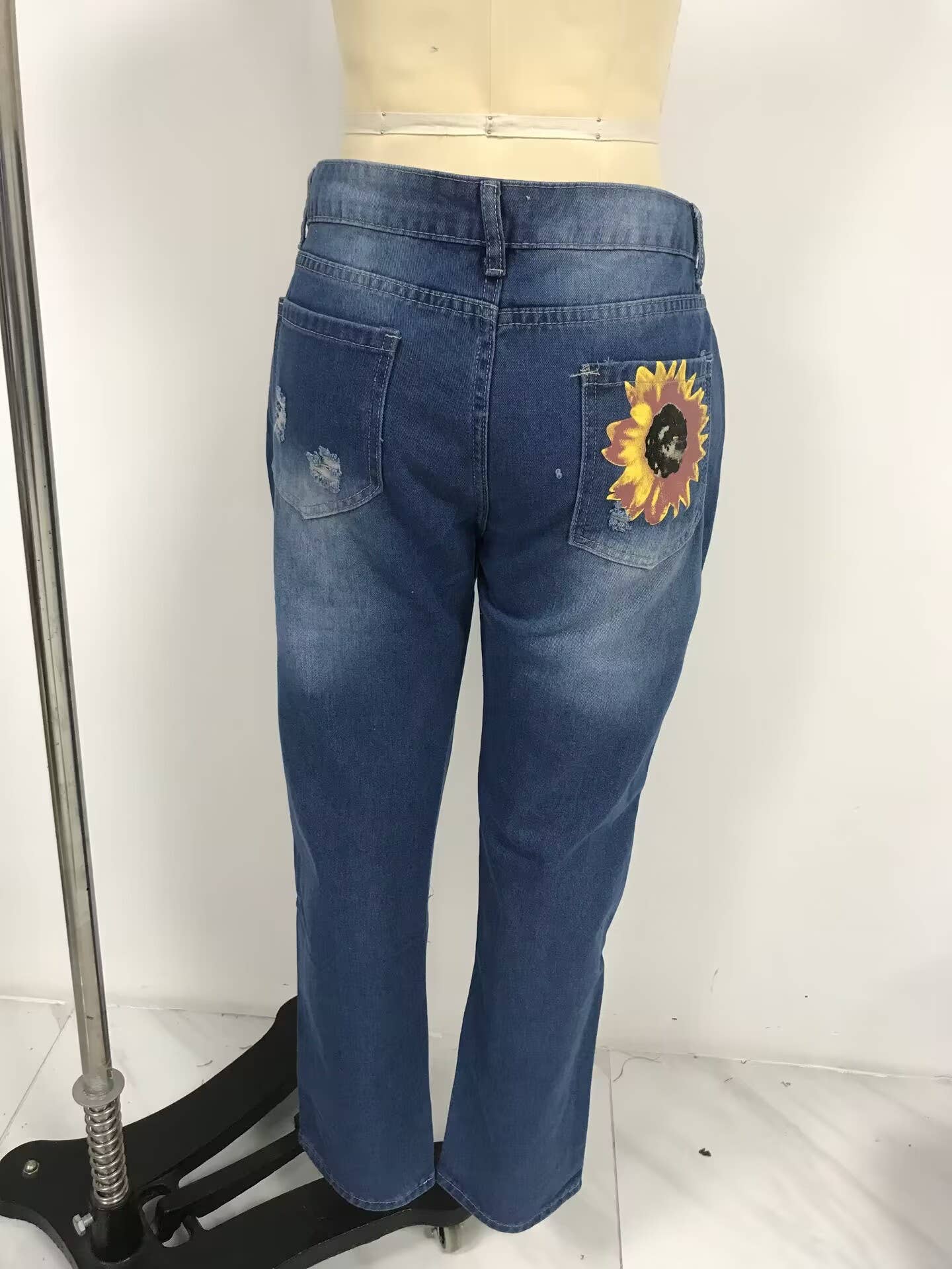Tourtiwi – wholesale Jeans - Dam – Damjeans med blommigt tryck och slitningar19