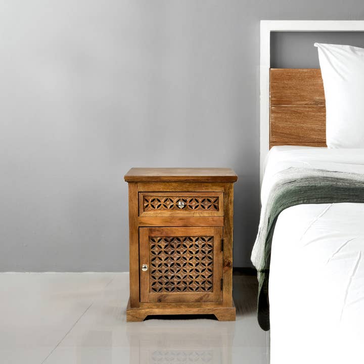 Comodino Spitiko Homes Carving Mango Wood 45,7 x 35,6 x 61 cm per la vendita all'ingrosso da parte di Spitiko Homes