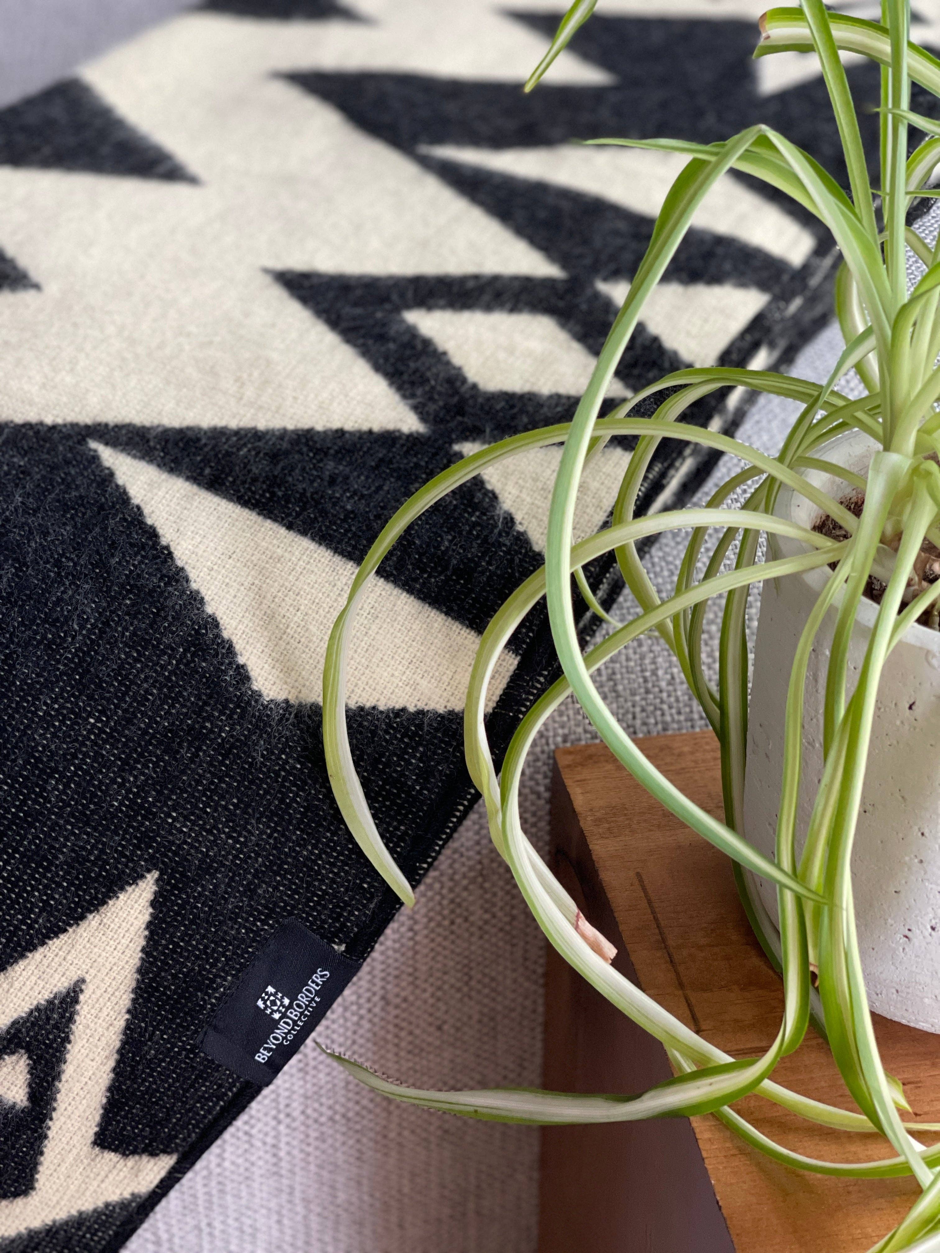 Beyond Borders Collective | Artisan-Made Blankets & Throws – Engroshandel Tæppe – Awa Plaid - Natur / Sort2