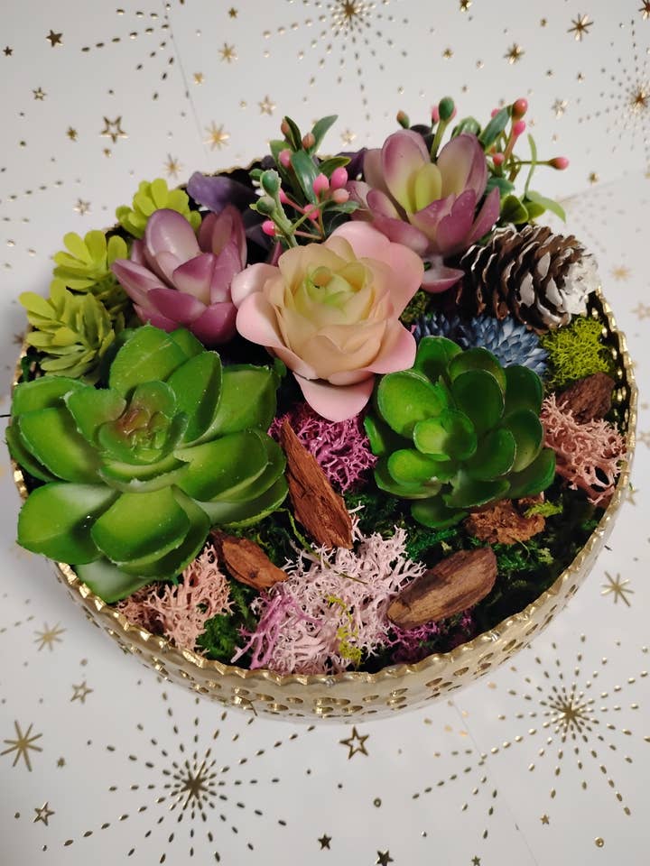Jardin de succulentes dans un bol en métal doré Bougie en cire de soja "Avril Pluvieux" pour la vente par Ethereal Elements CT