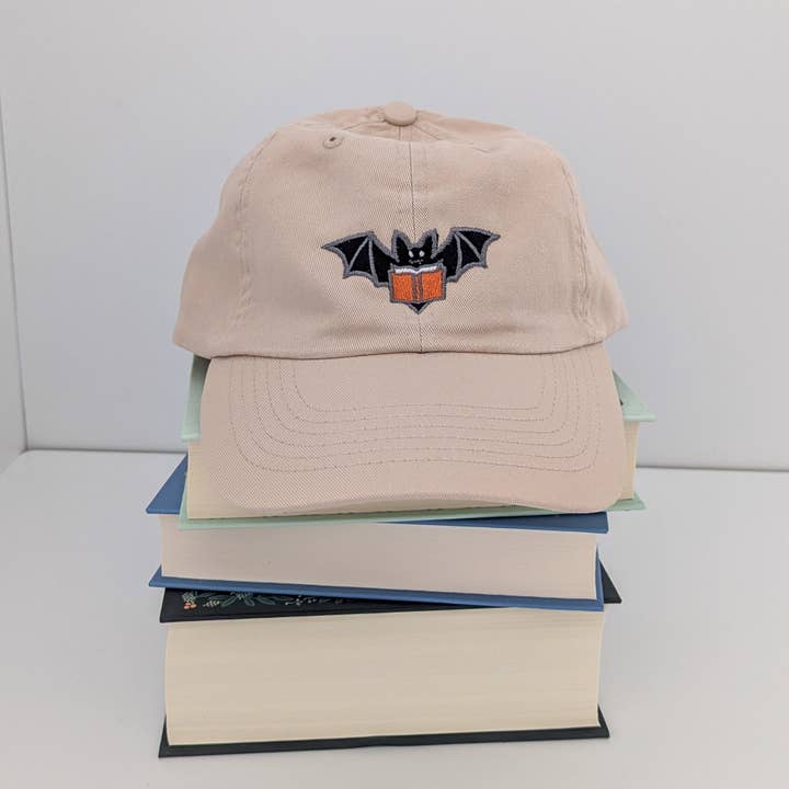 Chapeau brodé "Batty About Books" pour la vente par Bona Fide Bookworm