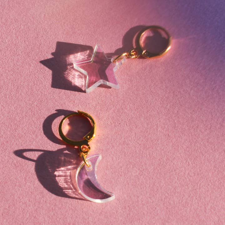 Cerceaux Huggie en forme de lune et d'étoiles irisés pour la vente par LUNA & SAYA