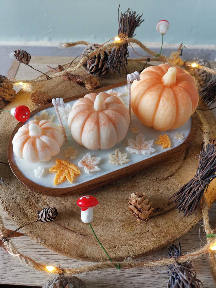 Handgemaakte kaars met herfstgeur van amber en witte pompoen voor wholesale door Biotandem