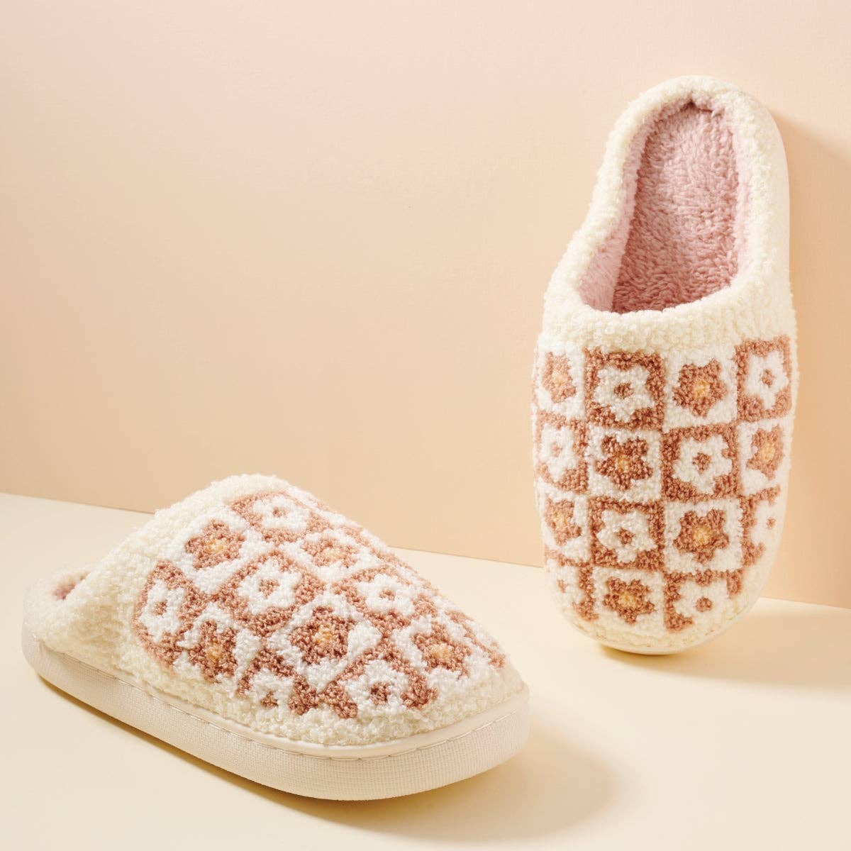 Love and Repeat – wholesale Slippers – Women's – Flower Checker Fuzzy Fleece Soft Slipper1