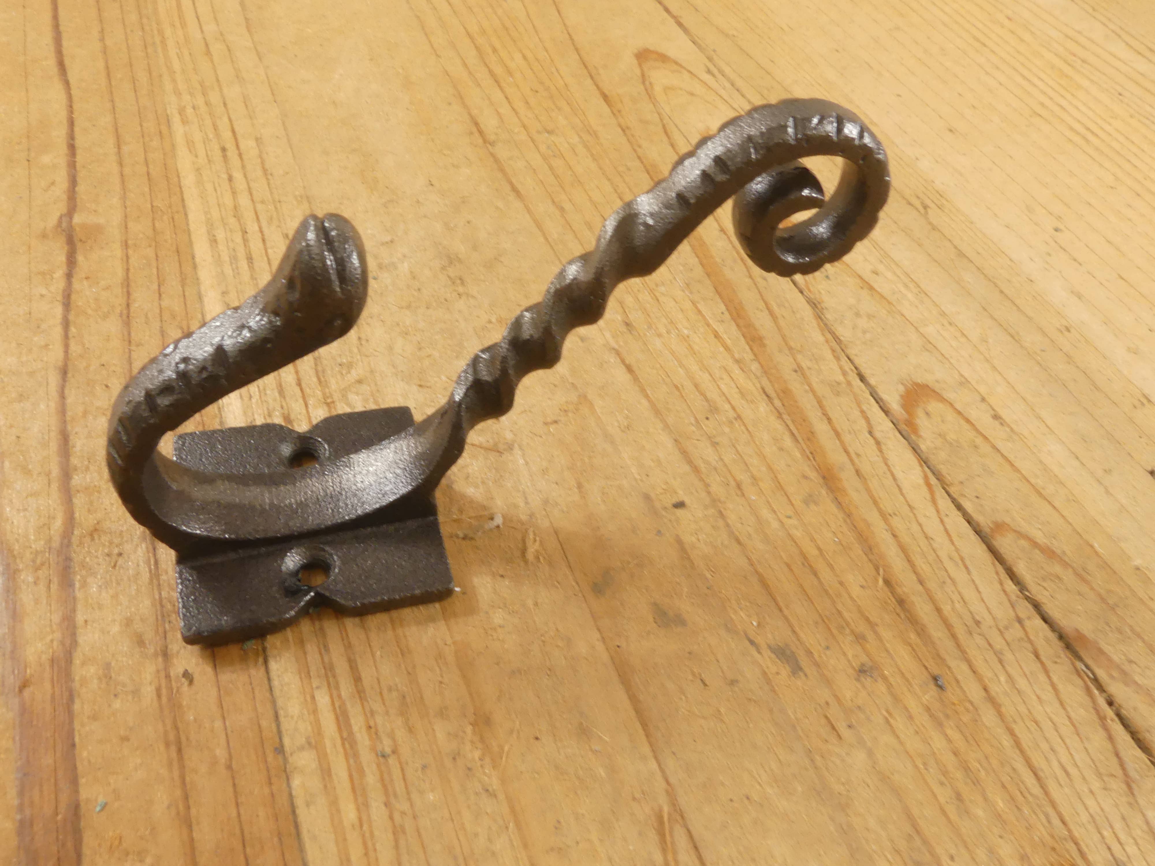 Midwest Craft House - Vente Crochets muraux - Crochet pivotant long en fer, 4 1/2 po1