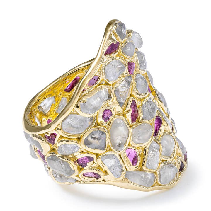 Kelea håndlavet ring med rå naturlig hvid zirkon og rubin accenter i 14K guldbelagt sølv for engroshandel hos German Kabirski