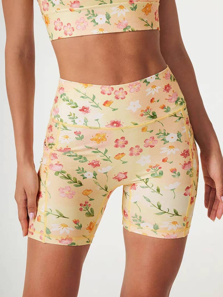 CWBSP0557_SHORTS DE YOGA À TAILLE HAUTE AVEC IMPRIMÉ NUMÉRIQUE ET EFFET LIFTING DES FESSES pour la vente par NINEXIS