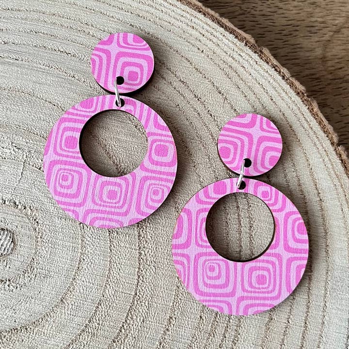 Tout en rose groovy ~ Boucles d'oreilles bohèmes en bois imprimées numériquement pour la vente par Soul and Style