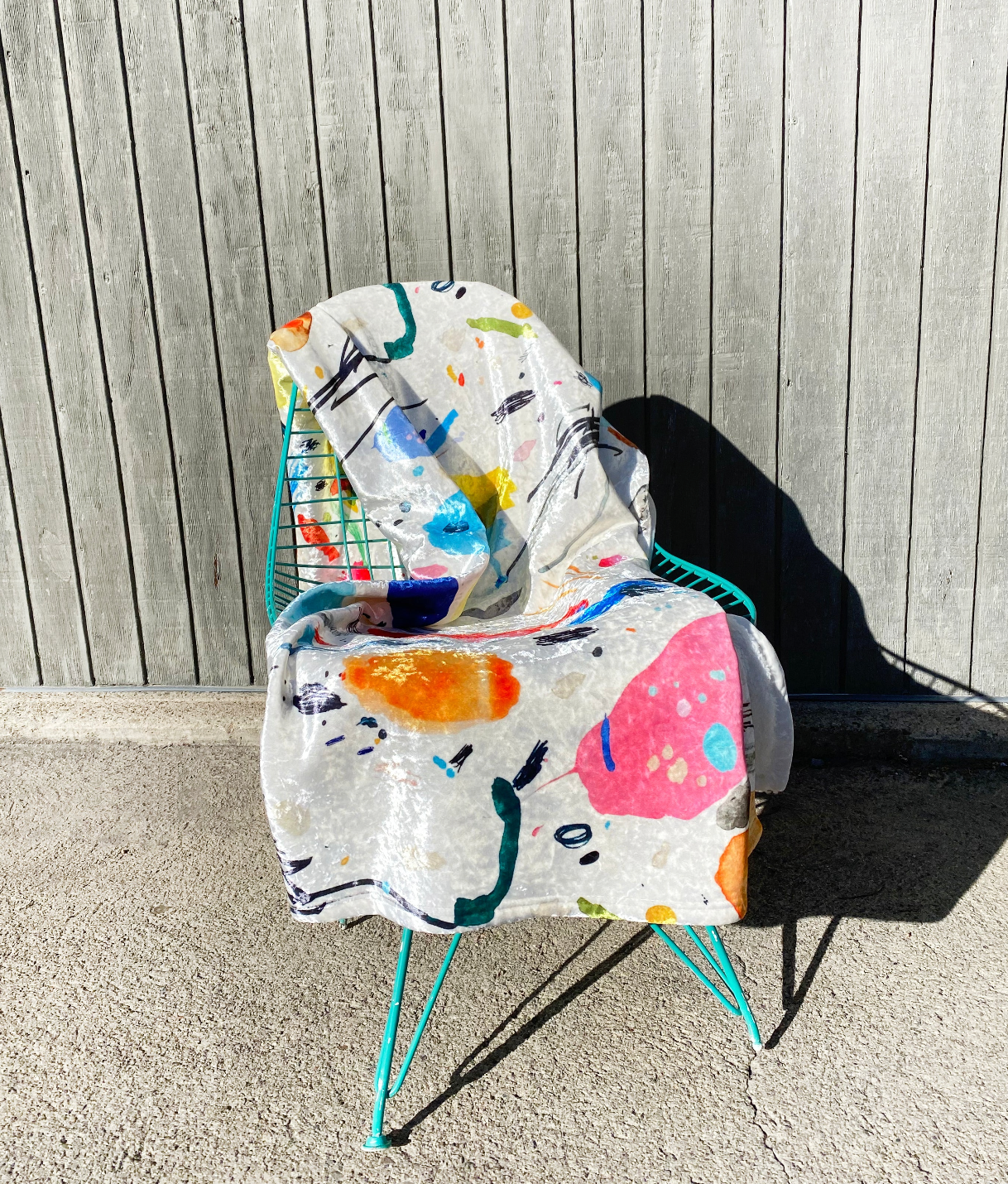 Seamripper – Großhandel Überwurfdecke – Sketch Brushstrokes Decke aus zerkleinertem Samt mit Streifen in Aquarellfarben0