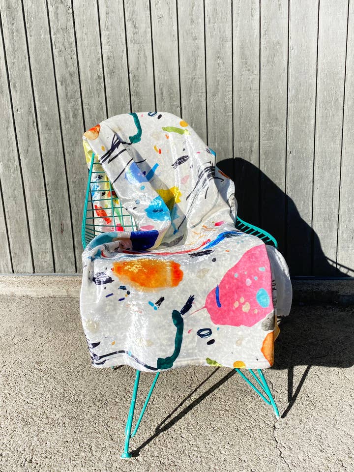 Sketch Brushstrokes Decke aus zerkleinertem Samt mit Streifen in Aquarellfarben für den Großhandel von Seamripper