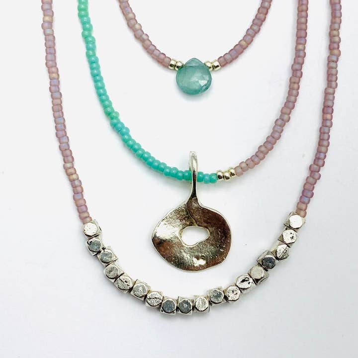 Juego de collar de triple cuentas, color morado, grandiderita y plateado para venta al por mayor de Sarah Crawford Handcrafted