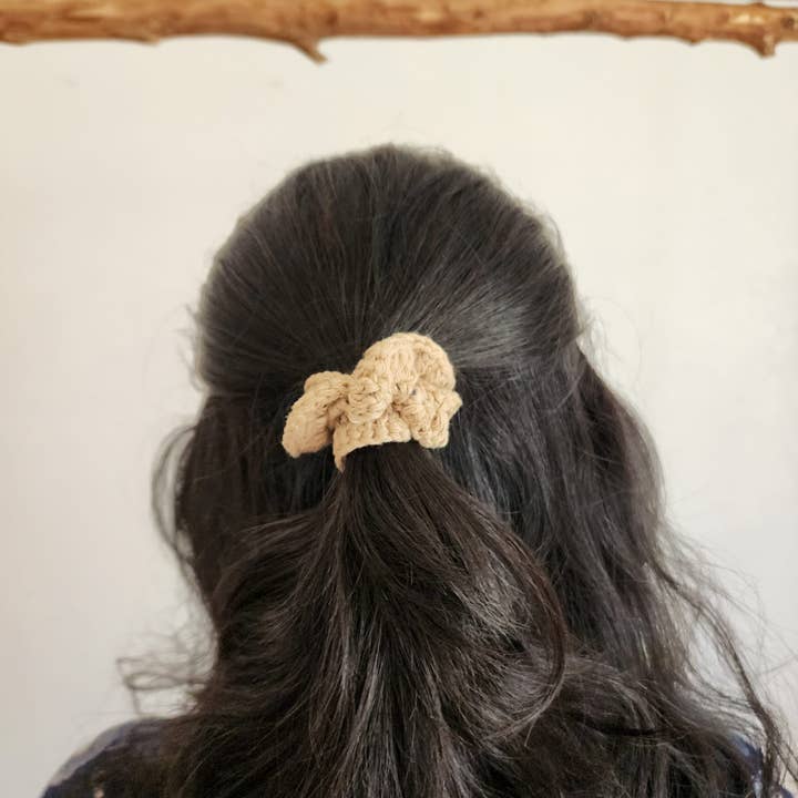 Håndvævet Hæklet Hår Scrunchie – Stilfuldt & Blødt Tilbehør for engroshandel hos Handmade By Uruba