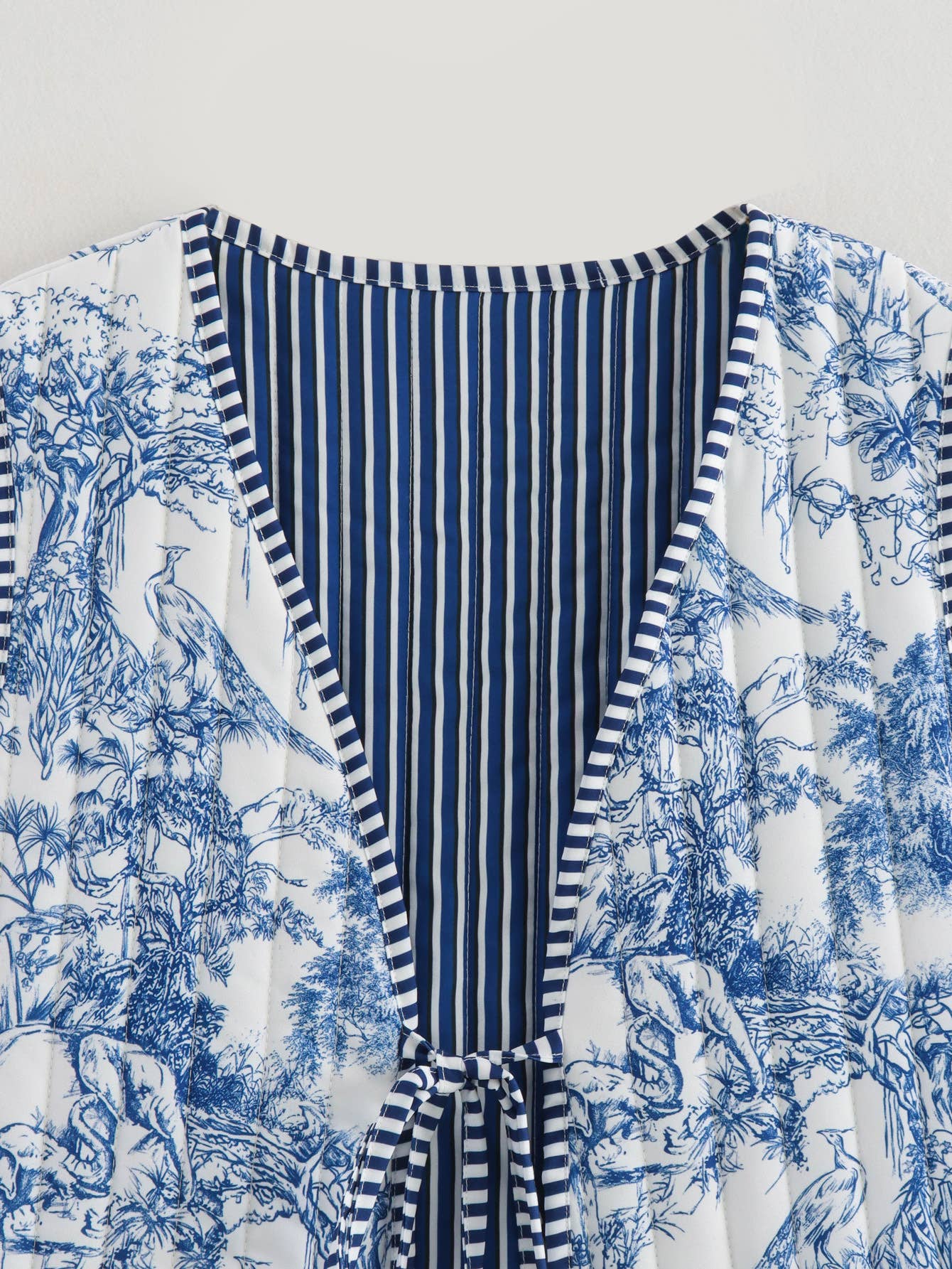 Rosa Clothing - Wholesale Outerwear Vest - Women's - Oriental porcelain printed Tie front Floral quilted vest9