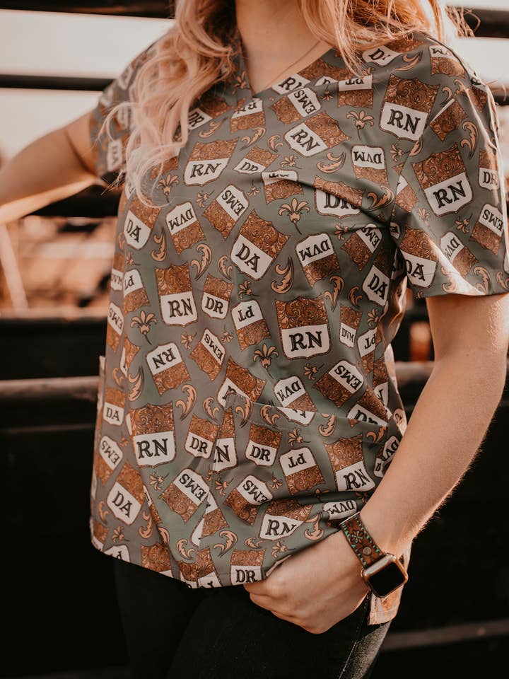 Numero di serie per cervelloni Scrub Top per la vendita all'ingrosso da parte di Spurrin' Scrubs