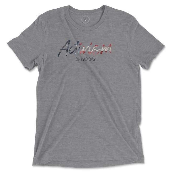 Klassisches T-Shirt „Activism is Patriotic“ für den Großhandel von Kind Cotton