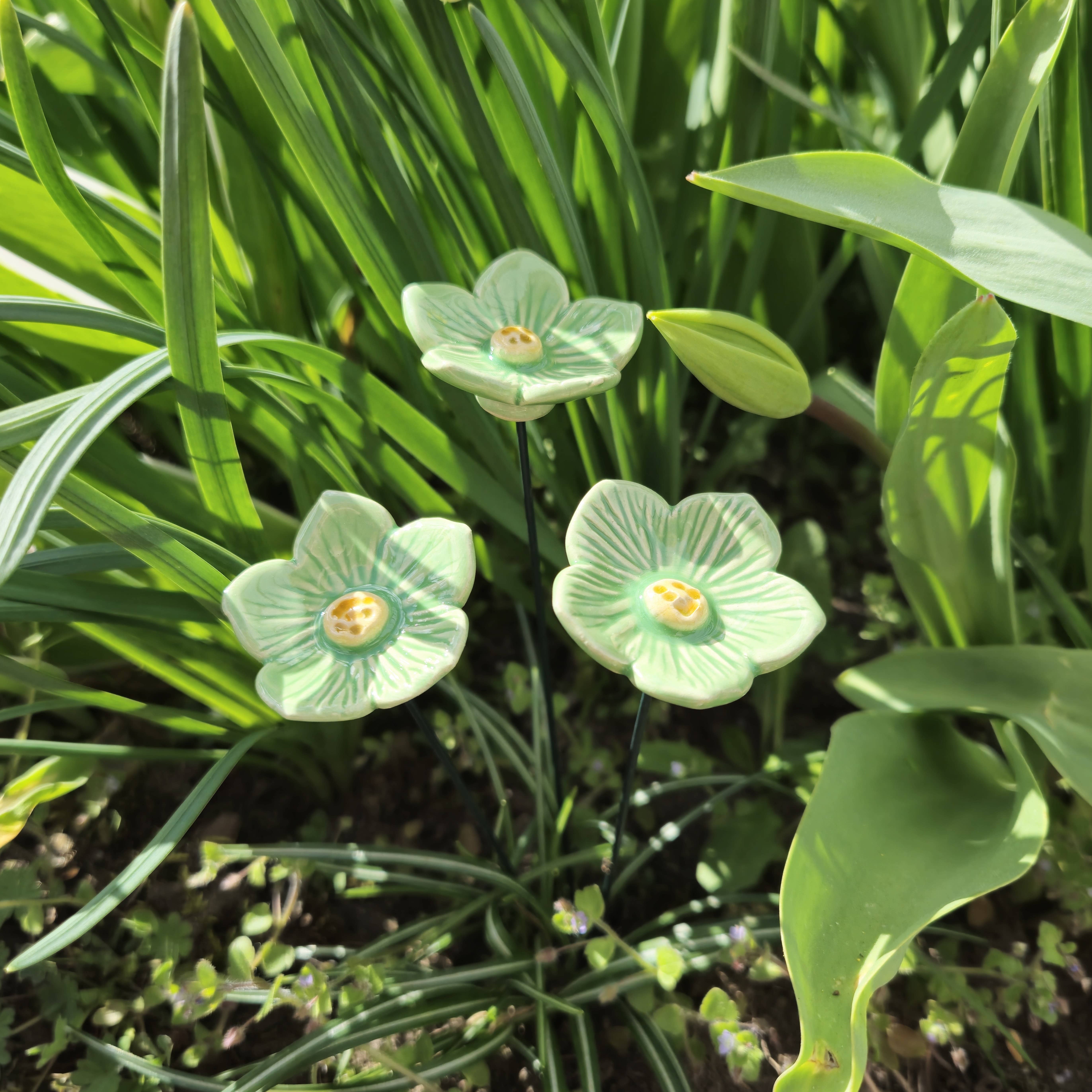 Pannonhem AB. – wholesale Garden/lawn stake – Ceramic Petunia,Plant stake, Petunia on stem
7