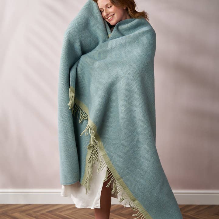 The British Blanket Company – wholesale Throw blanket – Wildweave Blanket: Sea Holly and Lichen2