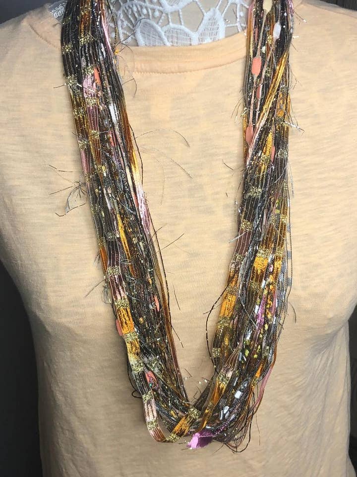 La Petite letvægts fersken og lyserød tørklæde - håndlavet for engroshandel hos Scarves of Westwood