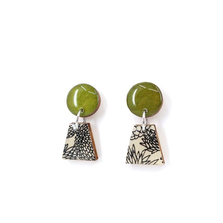 Boucles d'oreilles pendantes noires et crème à motif floral - Vert mousse pour la vente par autumn + tree