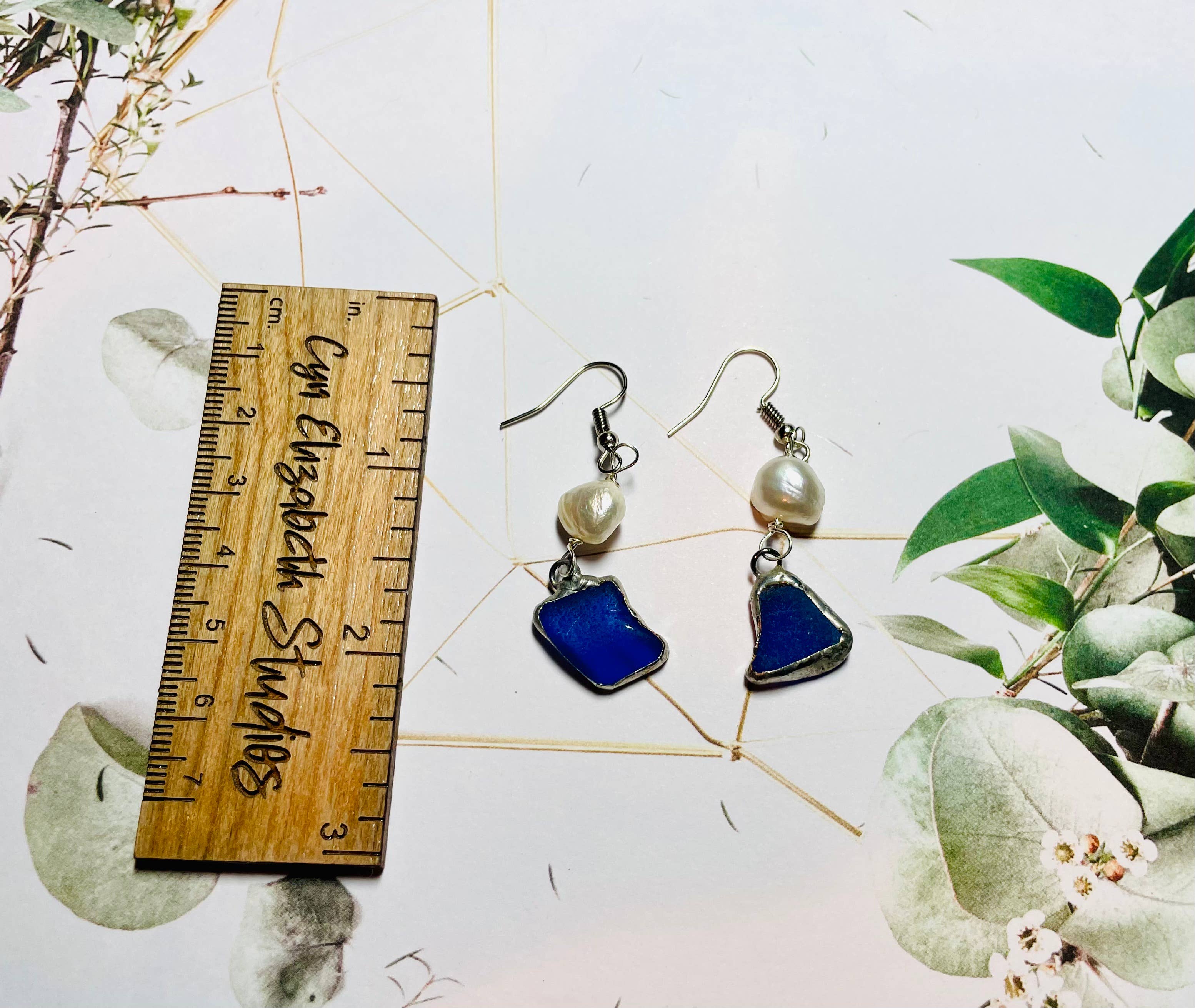 Cyn Elizabeth Studios – wholesale Hängande örhängen – Kodiak Classic Rustika Sjöglas och Pärlörhängen3