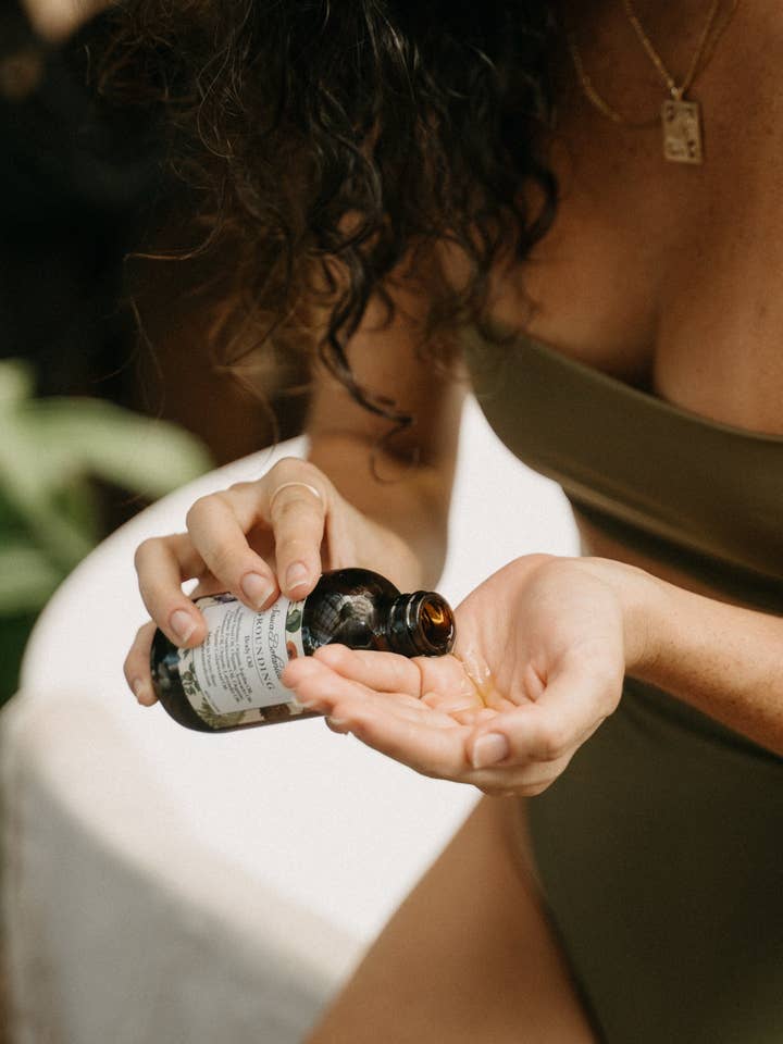 Huile corporelle mise à la terre pour la vente par Sauca Botanicals