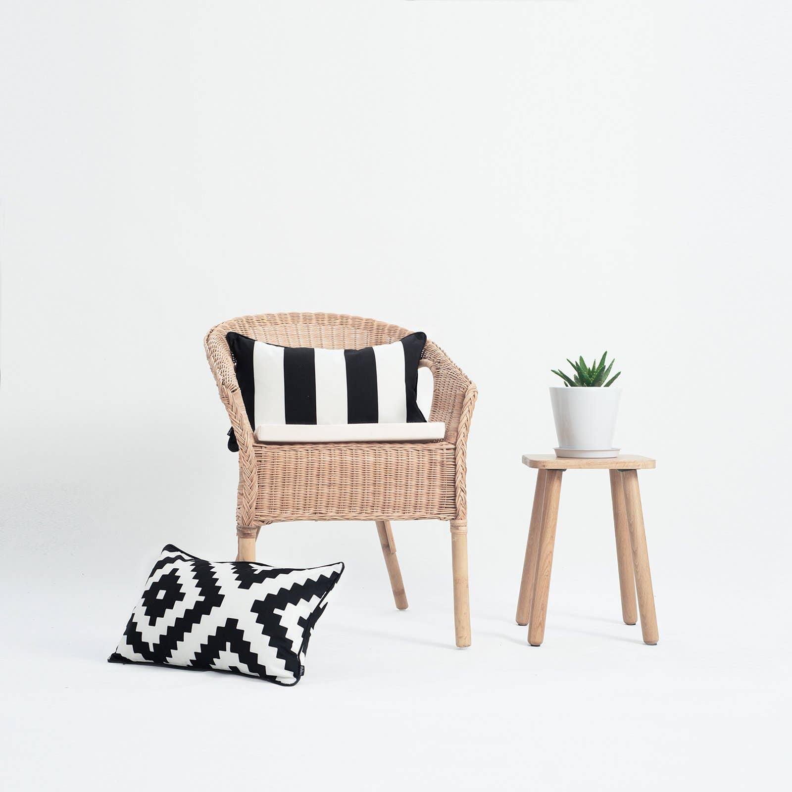 Hofdeco – Großhandel Zierkissenbezug – Lendenkissenbezug für den Außenbereich, Schwarz und Weiß, gestreift, 12 „x202