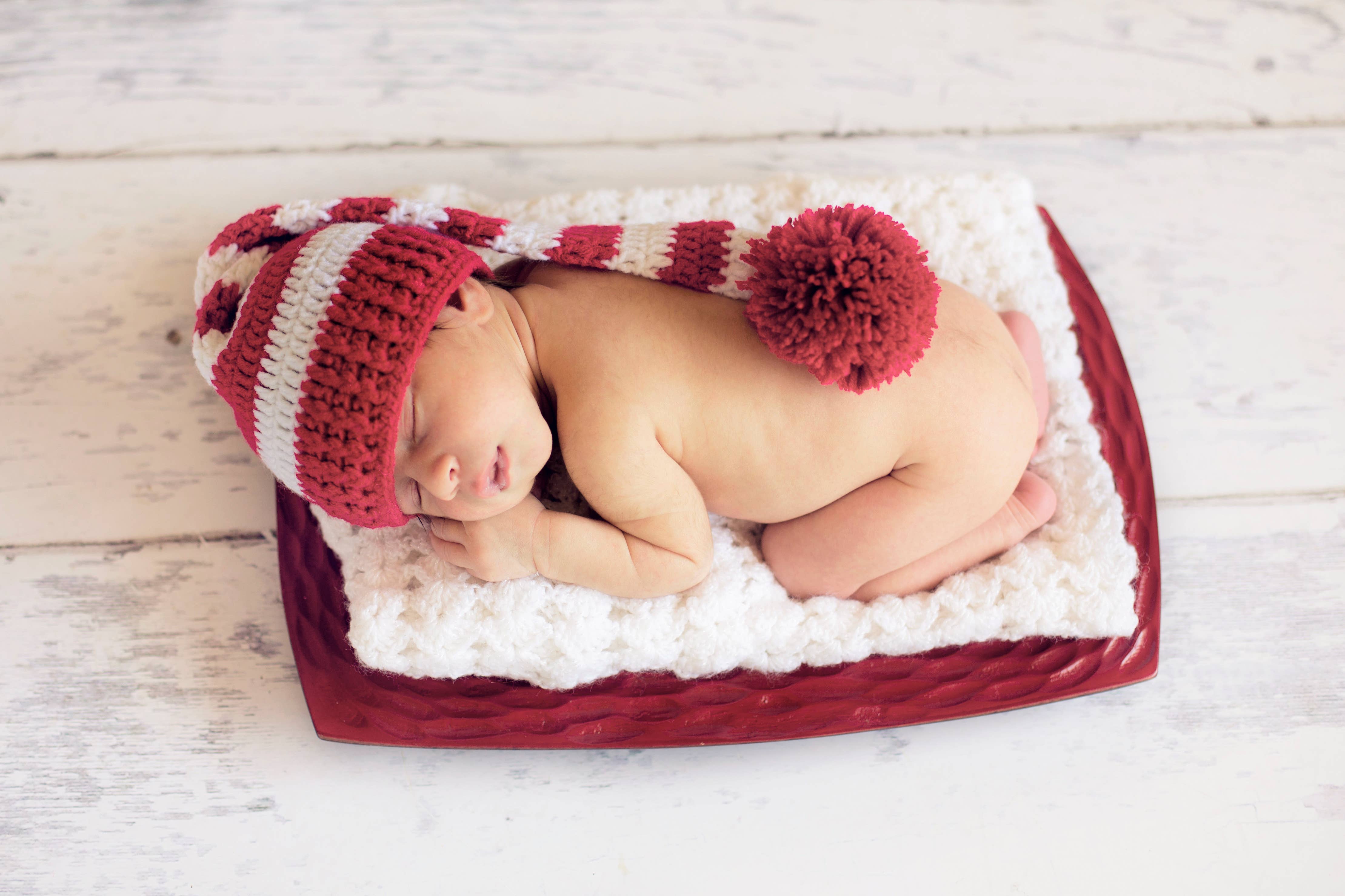 The Daisy Baby LLC – gorro de malha - Bebé por atacado – Chapéu de bebê vermelho/branco Pom Pom Crocheted Handmade Heirloom