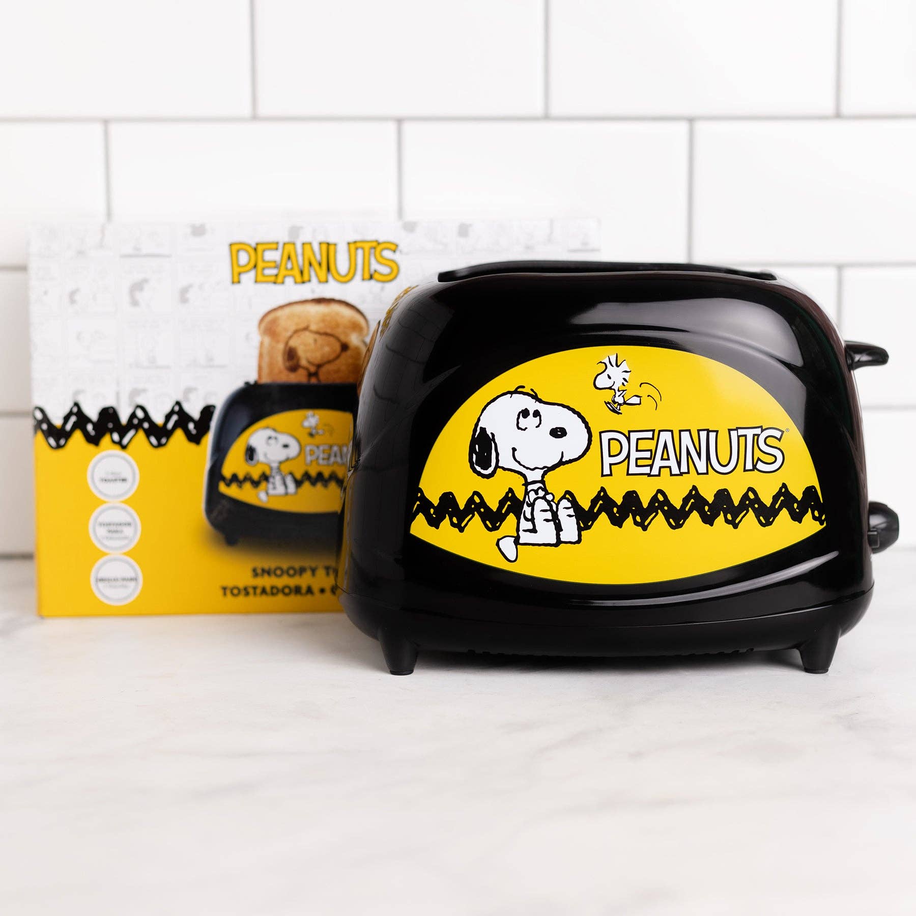 Uncanny Brands - Vente Appareils électroménagers - Grille-pain Peanuts Snoopy d'Uncanny Brands4