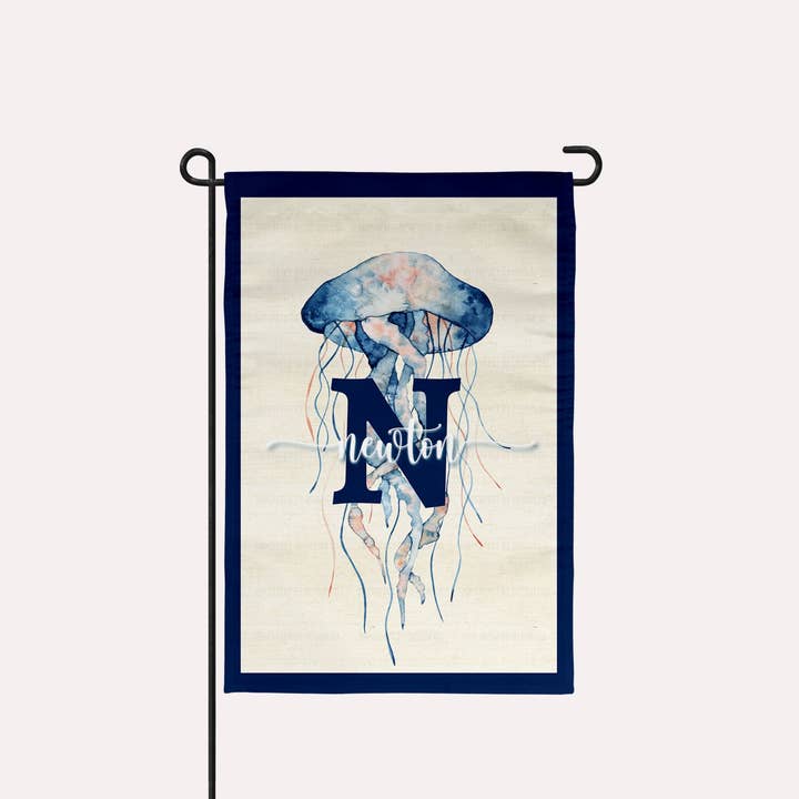 Drapeau de jardin - Méduse - Nom de famille - Personnalisé pour la vente par imperfect by design co