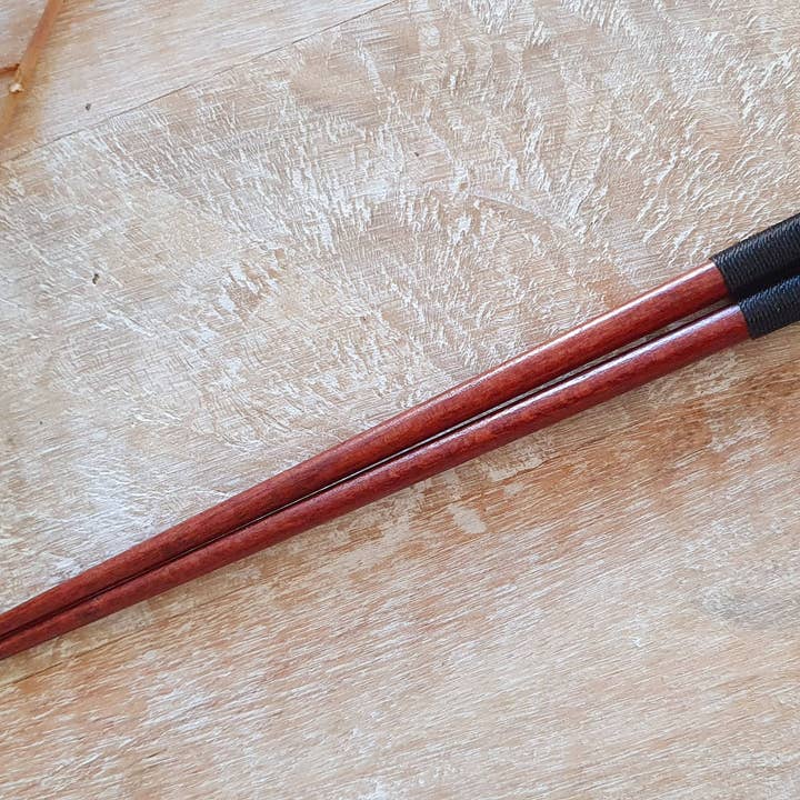 Palillos japoneses de madera natural con hilo de algodón negro para venta al por mayor de Venus Paris