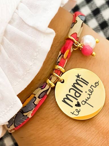 Bracelet à fleurs LIBERTY dans les tons rouges et médaille personnalisable. pour la vente par Happypulseras