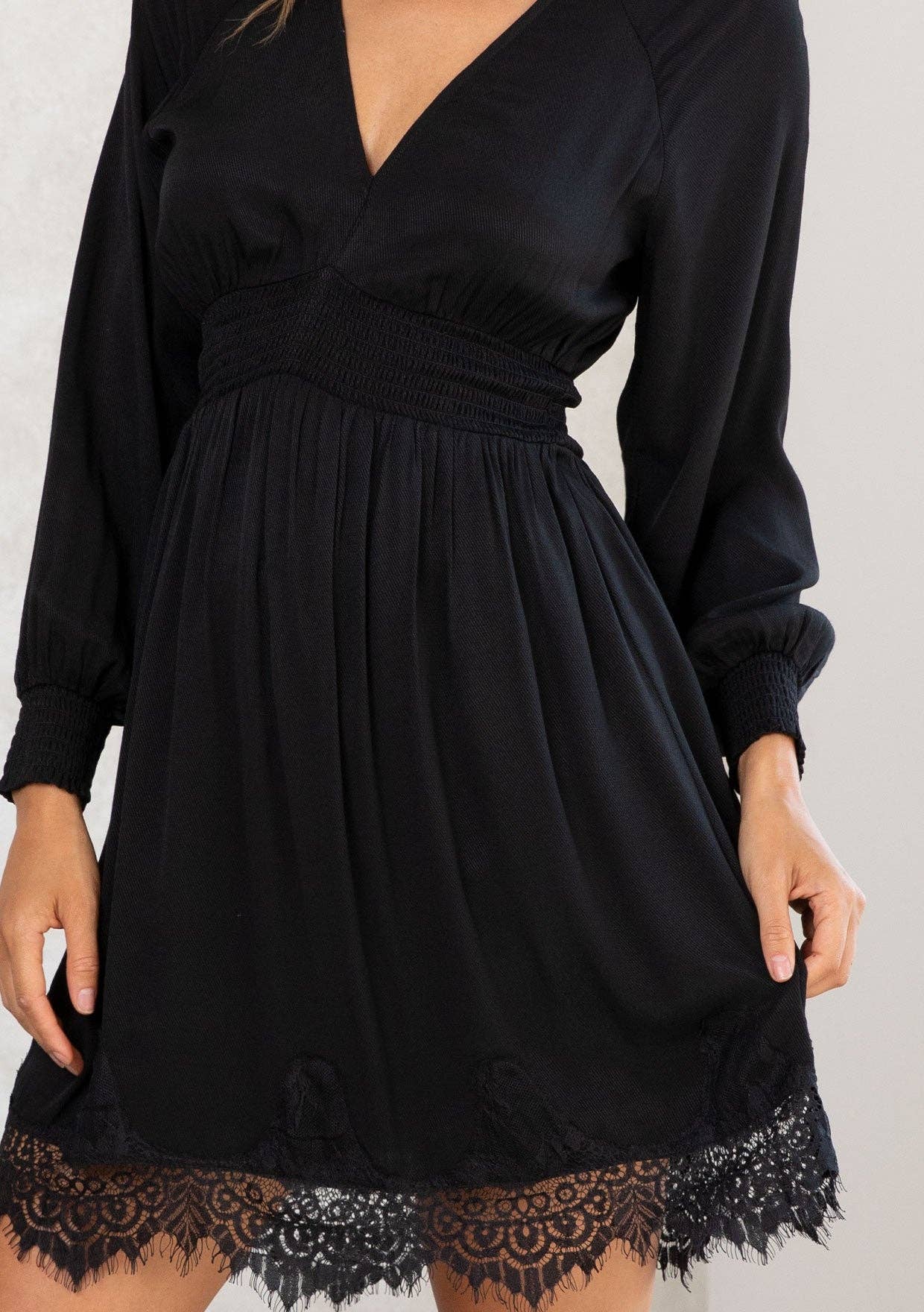 Lovestitch - Vente Robe – femme - Mini-robe à manches longues avec détails en dentelle pour les fêtes5
