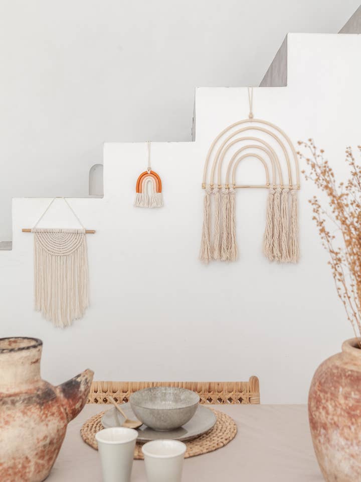 Petit Macramé arc-en-ciel pour la vente par Village Thrive