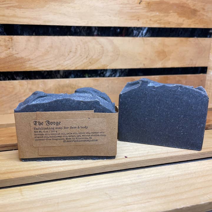 The Forge, exfoliërende houtskoolzeep met koud proces voor wholesale door Dissertation Soap