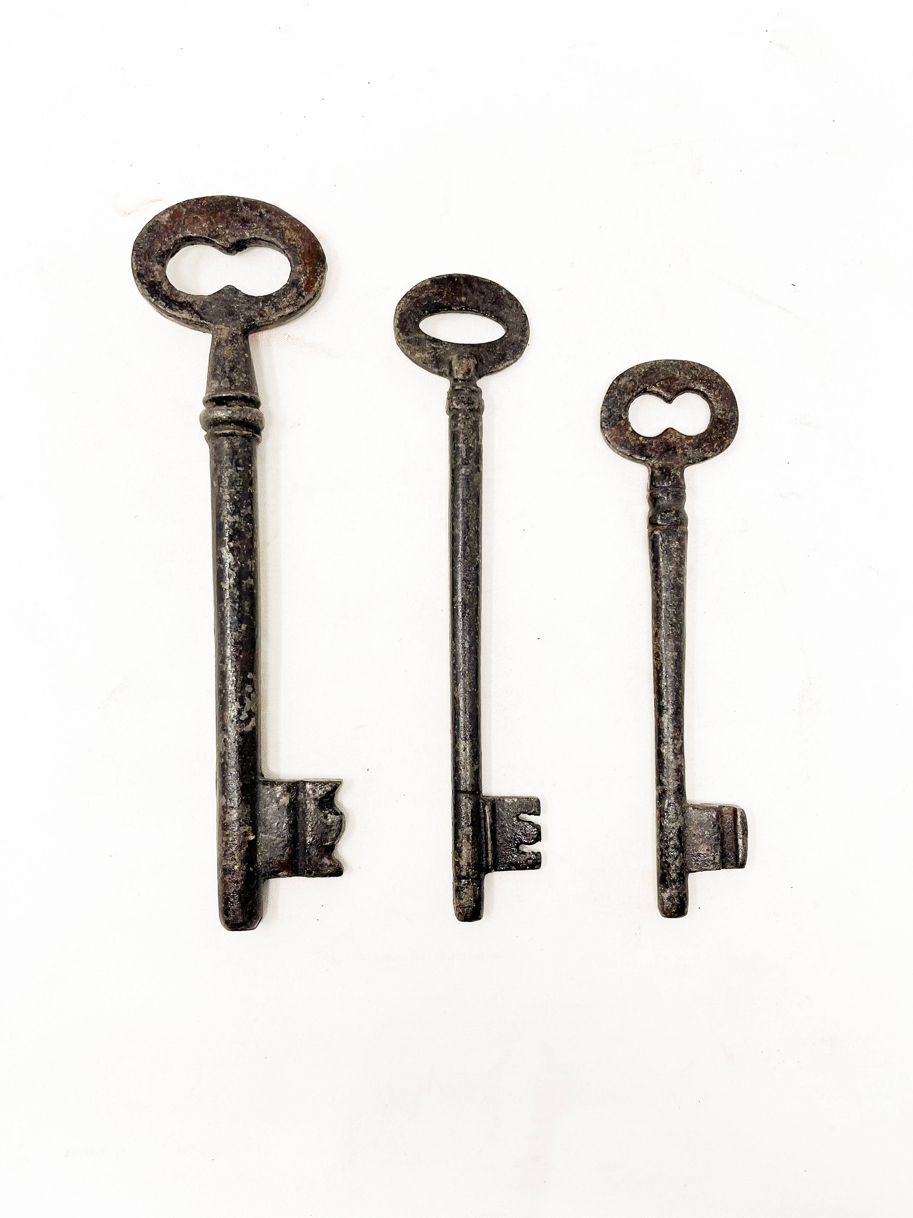 Asia West - Venta al por mayor Artículo decorativo de mesa -  Llaves Skelton de hierro fundido (juego de 3)4