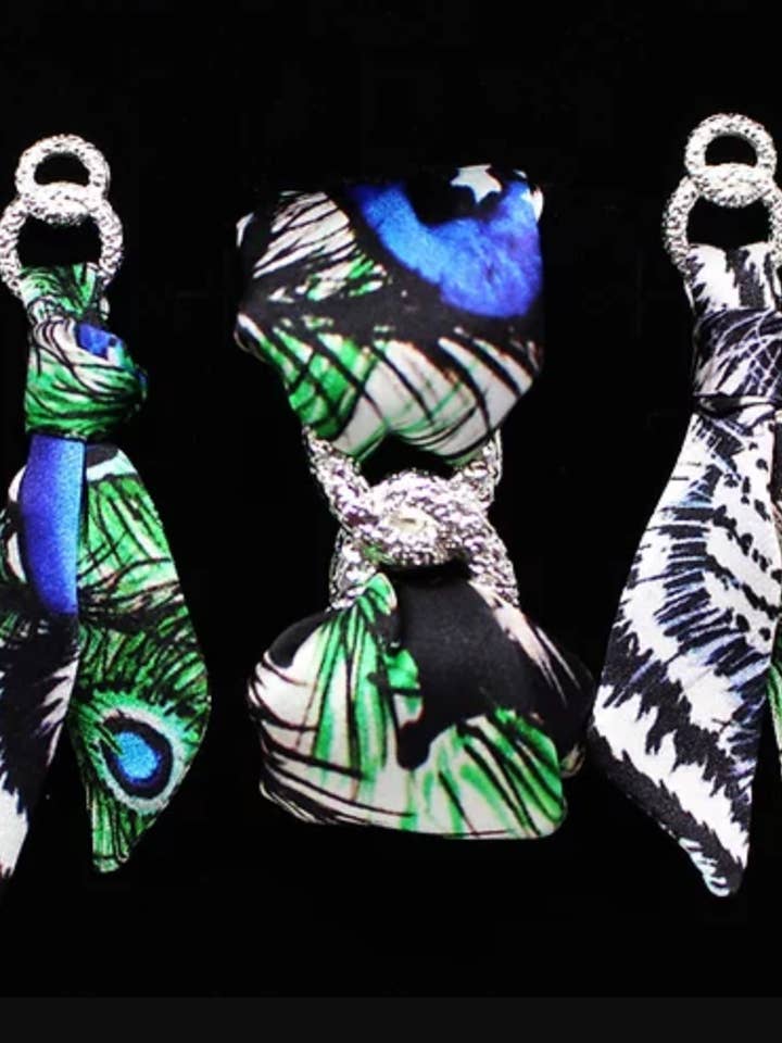 Set aus Ohrringe+Armband aus weißen Tigern für den Großhandel von Helen Bellart