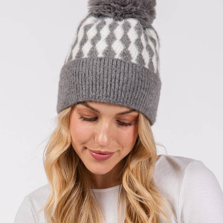 Bonnet à pompon en tricot à rayures diamantées abstraites pour la vente par Collections by Fame Accessories