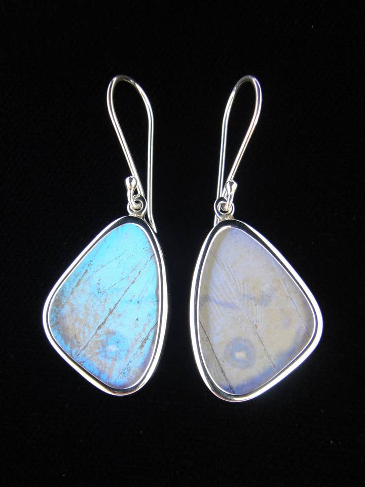 Petites boucles d'oreilles en forme de papillon « Pearl Blue » Shimmerwings pour la vente par Tika