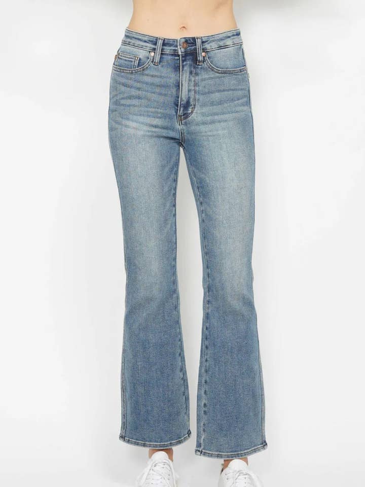 Jean bootcut grande taille Judy Blue avec contrôle du ventre, poches brodées à l'arrière. pour la vente par Queenado