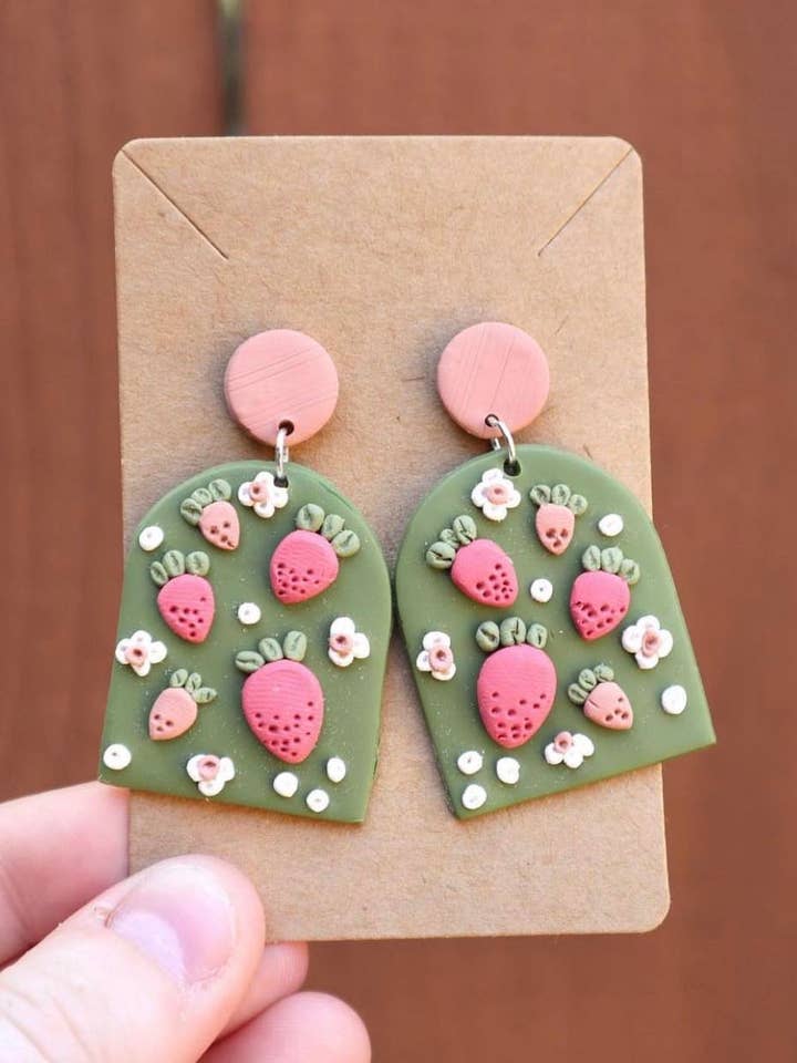 Orecchini ad arco fragola per la vendita all'ingrosso da parte di Signed by Violet