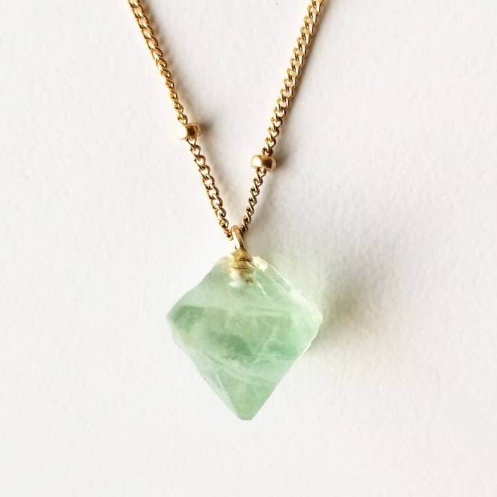 Collana Poise verde chiaro per la vendita all'ingrosso da parte di Blue Trimble Designs