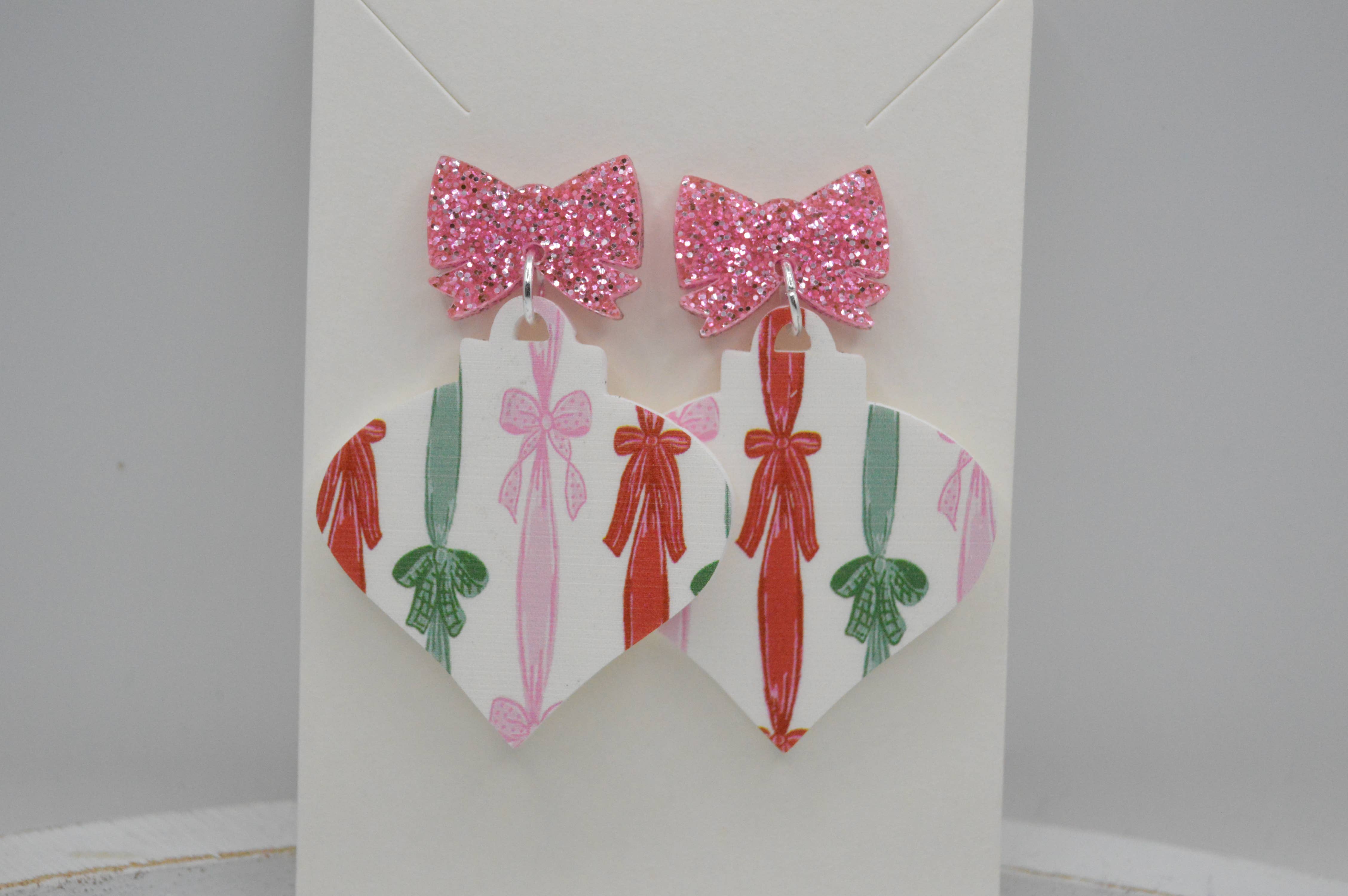 The Adorned Fox - Vendita all'ingrosso Orecchini pendenti - Coquette Ribbon Christmas 
Pallina, orecchini in acrilico, fiocco4