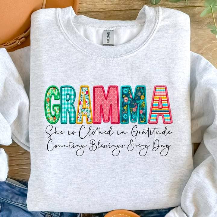 Hello Sunshine Boutique – wholesale Sweatshirt med tryck - Dam – Gramma Clothed in Gratitude Tee eller Crew0